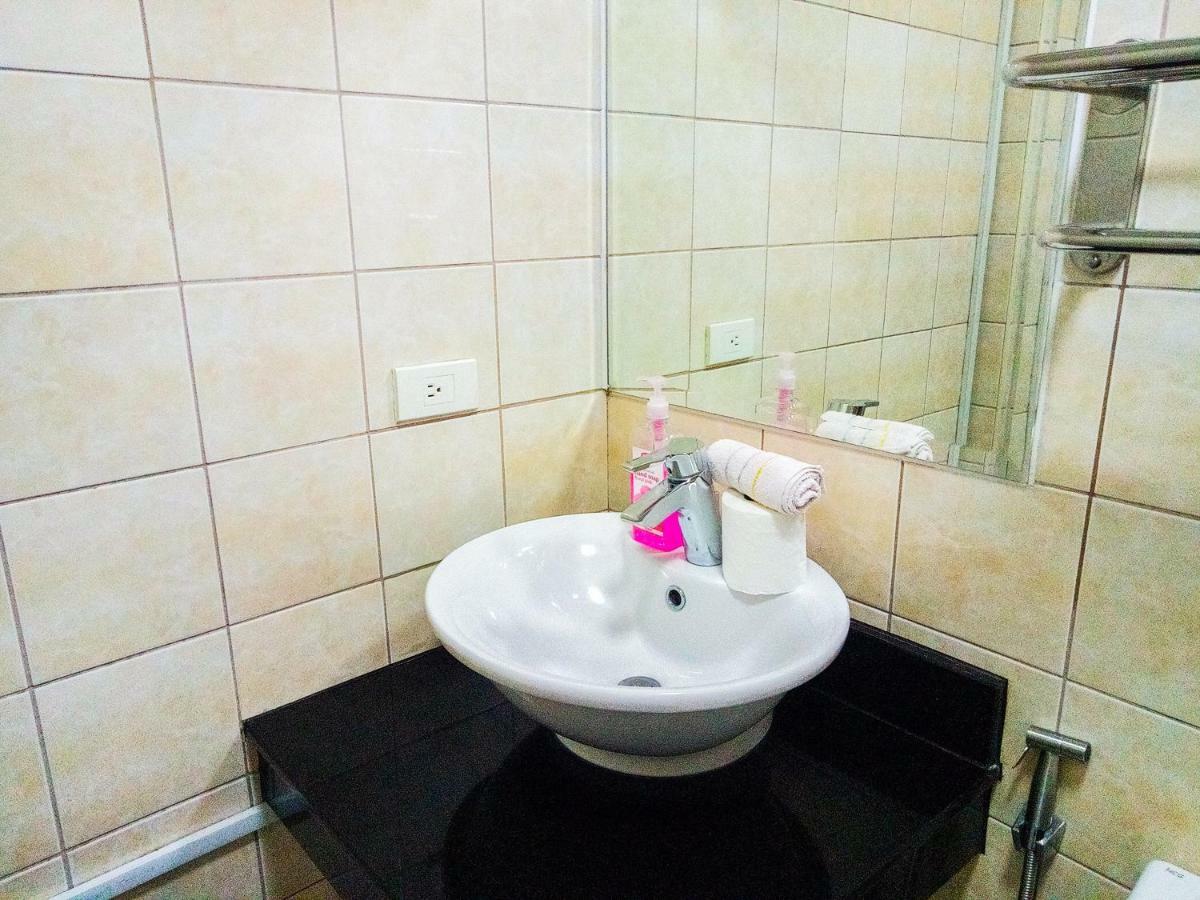 Appartamento Forbes Area Bgc Taguig Manila Esterno foto