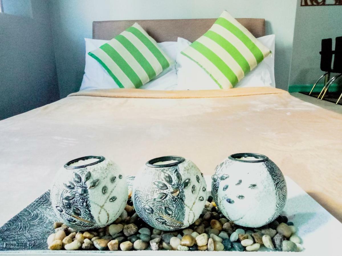 Appartamento Forbes Area Bgc Taguig Manila Esterno foto